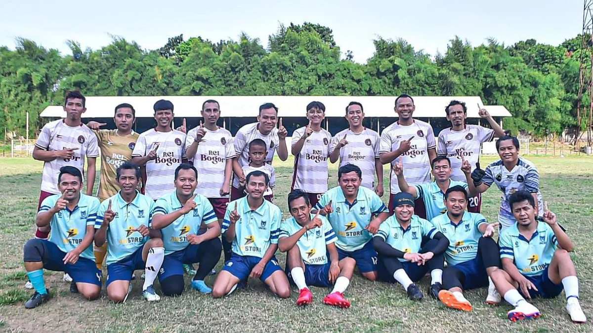 Calon Wali Kota Bogor, Nomor Urut 1, Sendi Fardiansyah (Berdiri Baris Ketiga Kanan) saat mencoba fasilitas Stadion Pajajaran, Kota Bogor belum lama ini. (Yudha Prananda / Jabar Ekspres)