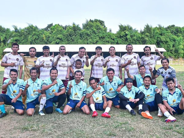 Calon Wali Kota Bogor, Nomor Urut 1, Sendi Fardiansyah (Berdiri Baris Ketiga Kanan) saat mencoba fasilitas Stadion Pajajaran, Kota Bogor belum lama ini. (Yudha Prananda / Jabar Ekspres)