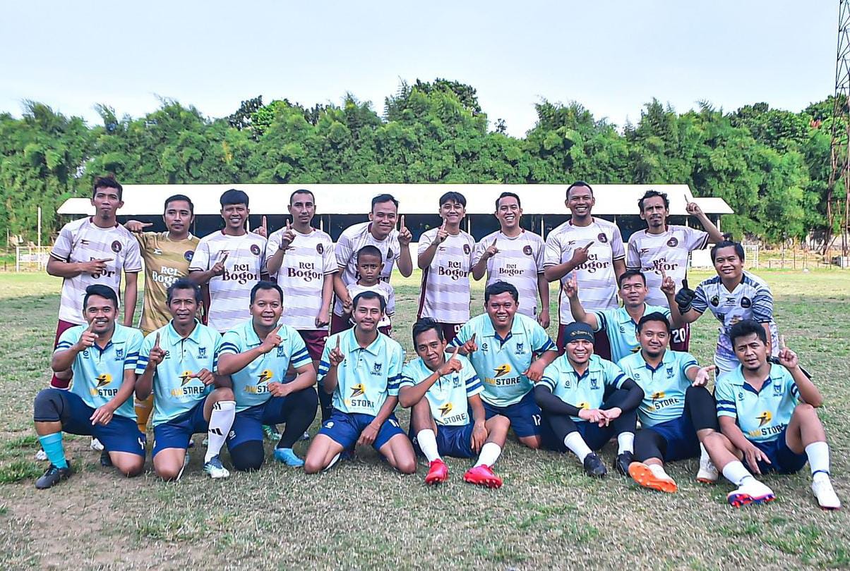 Calon Wali Kota Bogor, Nomor Urut 1, Sendi Fardiansyah (Berdiri Baris Ketiga Kanan) saat mencoba fasilitas Stadion Pajajaran, Kota Bogor belum lama ini. (Yudha Prananda / Jabar Ekspres)