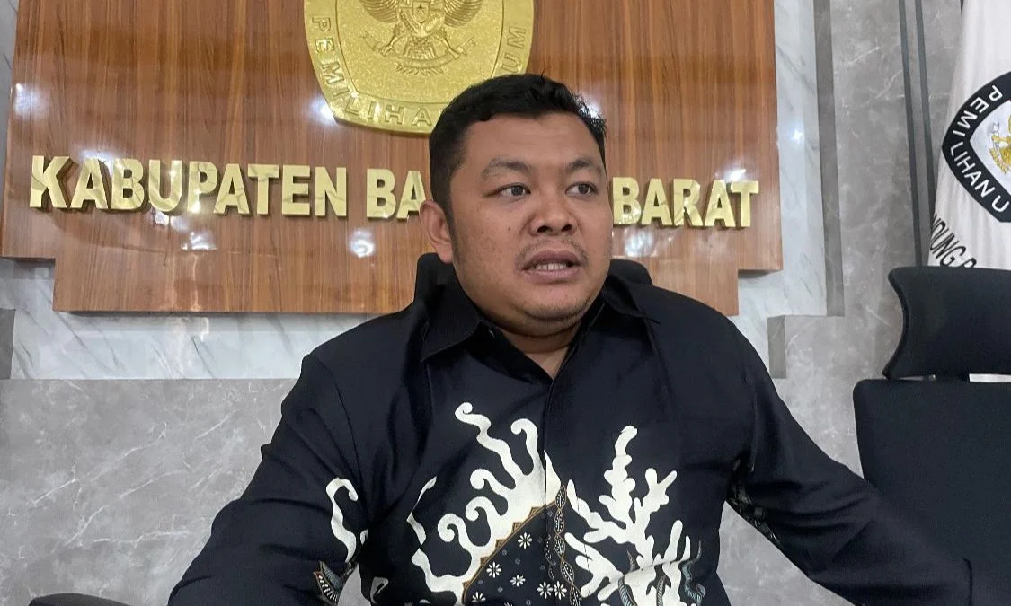 Ketua KPU Bandung Barat, Ripqi Ahmad Sulaeman saat ditemui di kantor KPU di Jalan Raya Purwakarta-Padalarang. Dok Jabar Ekspres