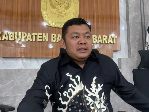 Ketua KPU Bandung Barat, Ripqi Ahmad Sulaeman saat ditemui di kantor KPU di Jalan Raya Purwakarta-Padalarang. Dok Jabar Ekspres