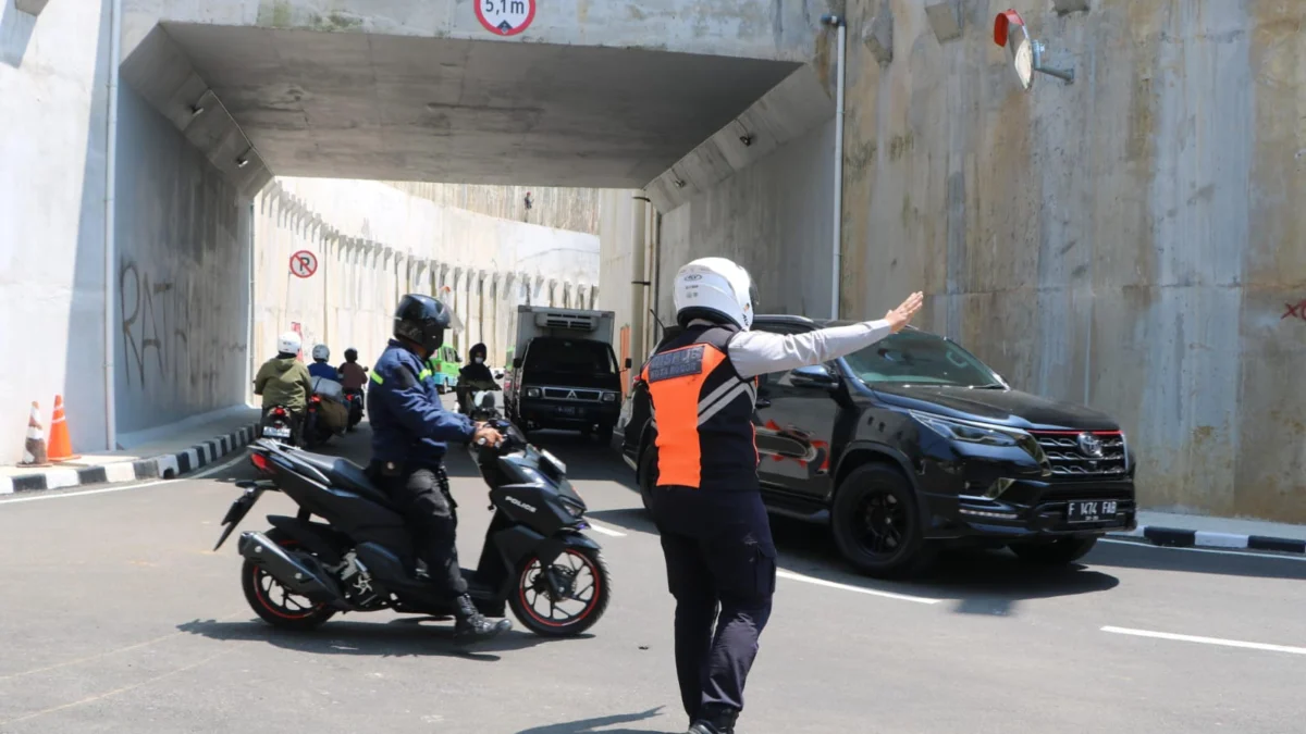 Jajaran Dishub Kota Bogor saat melakukan pemantauan di kawasan Underpass Batutulis, Bogor Selatan, Rabu (23/10). (Yudha Prananda / Jabar Ekspres)