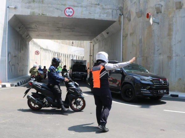 Jajaran Dishub Kota Bogor saat melakukan pemantauan di kawasan Underpass Batutulis, Bogor Selatan, Rabu (23/10). (Yudha Prananda / Jabar Ekspres)