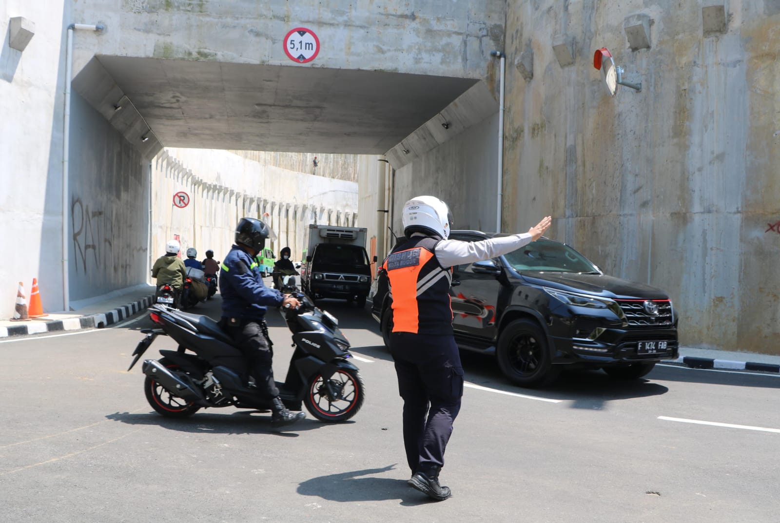 Jajaran Dishub Kota Bogor saat melakukan pemantauan di kawasan Underpass Batutulis, Bogor Selatan, Rabu (23/10). (Yudha Prananda / Jabar Ekspres)