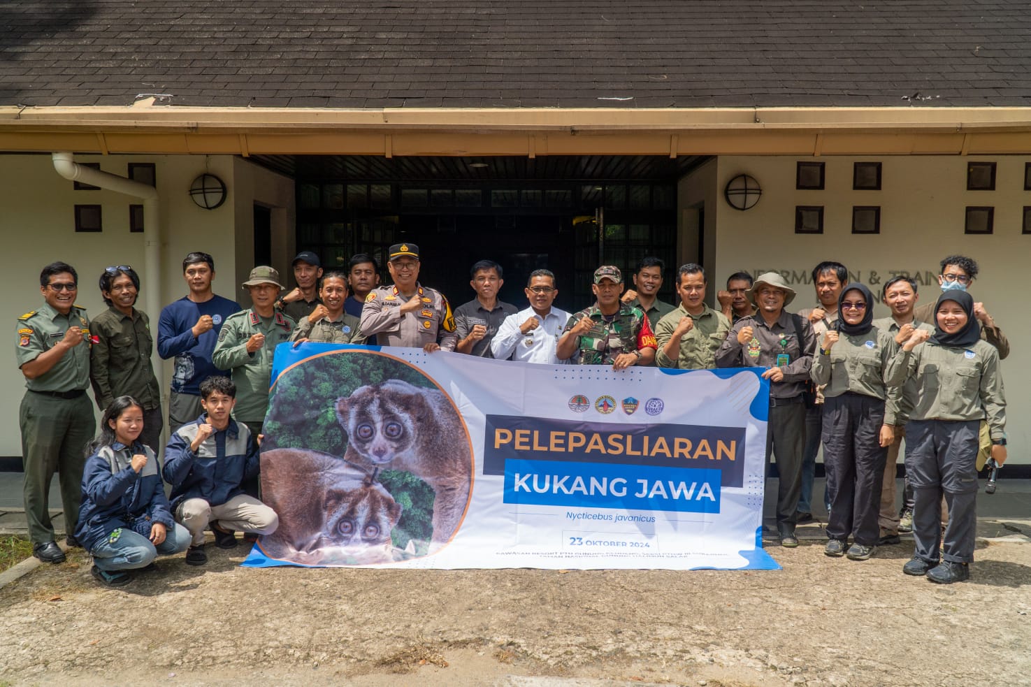 Kukang Jawa Saat di Translokasi di Gunung Kendeng, Taman Nasional Gunung Halimun Salak. (Sandika Fadilah/Jabar Ekspres)