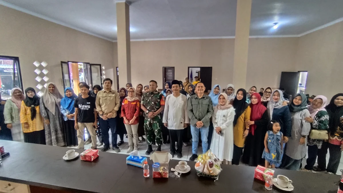 IJTI Galuh Raya dan KPU Kabupaten Ciamis mengumpulkam emak-emak Desa Cijulang. Mereka diberi pemahaman soal pelaksanaan Pilkada serentak tahun 2024. (Cecep Herdi/Jabar Ekspres)