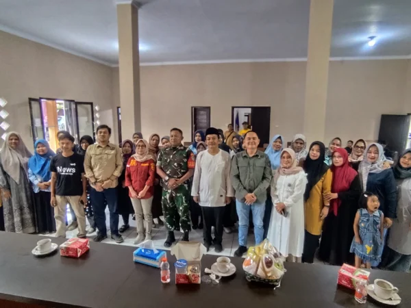 IJTI Galuh Raya dan KPU Kabupaten Ciamis mengumpulkam emak-emak Desa Cijulang. Mereka diberi pemahaman soal pelaksanaan Pilkada serentak tahun 2024. (Cecep Herdi/Jabar Ekspres)