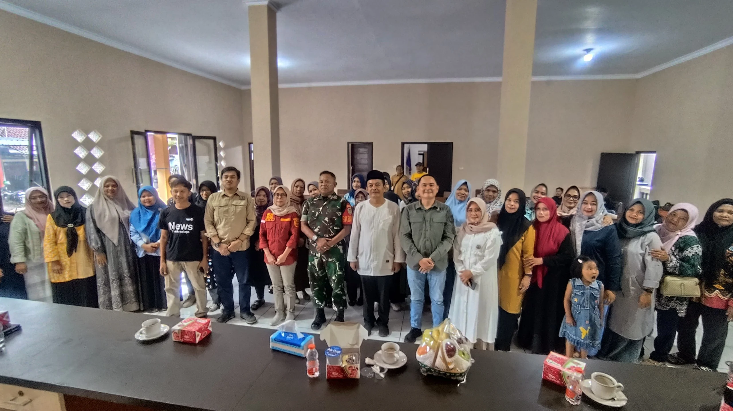 IJTI Galuh Raya dan KPU Kabupaten Ciamis mengumpulkam emak-emak Desa Cijulang. Mereka diberi pemahaman soal pelaksanaan Pilkada serentak tahun 2024. (Cecep Herdi/Jabar Ekspres)