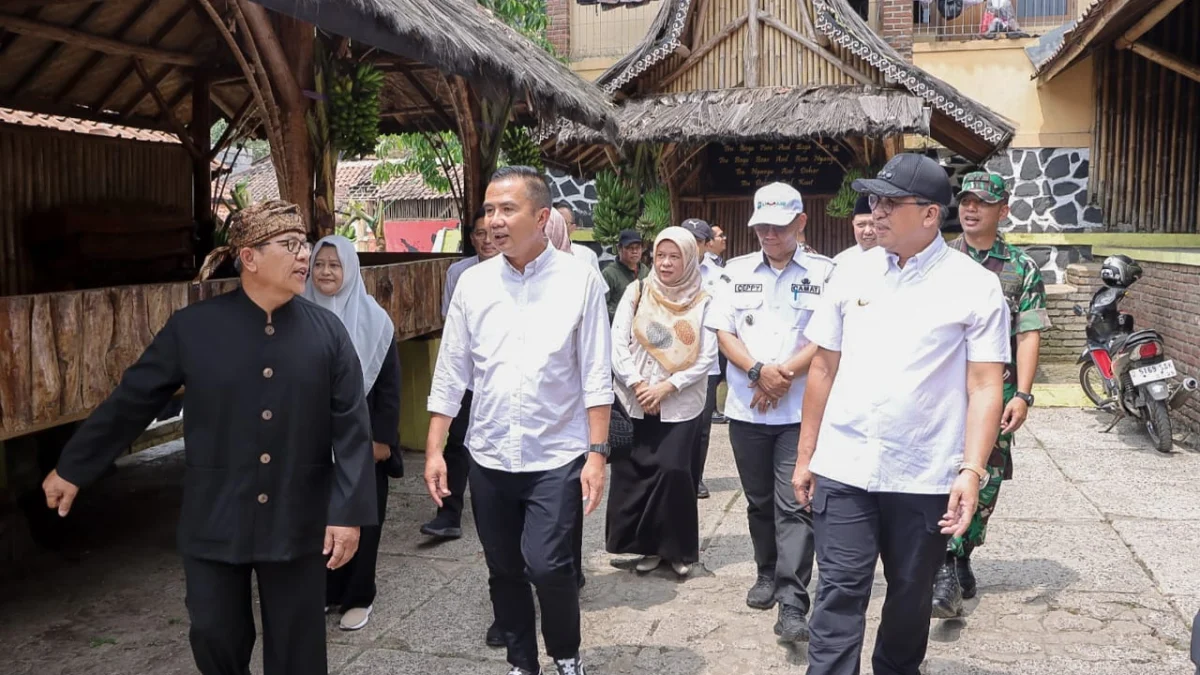 Pj Gubernur Jawa Barat, Bey Machmudin Didampingi Pj Wali Kota Cimahi, Dicky Saromi saat Berkunjung ke Kampung Adat Cireundeu (mong)