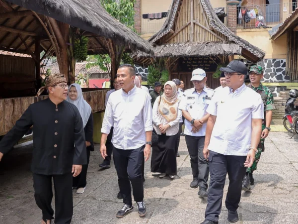 Pj Gubernur Jawa Barat, Bey Machmudin Didampingi Pj Wali Kota Cimahi, Dicky Saromi saat Berkunjung ke Kampung Adat Cireundeu (mong)