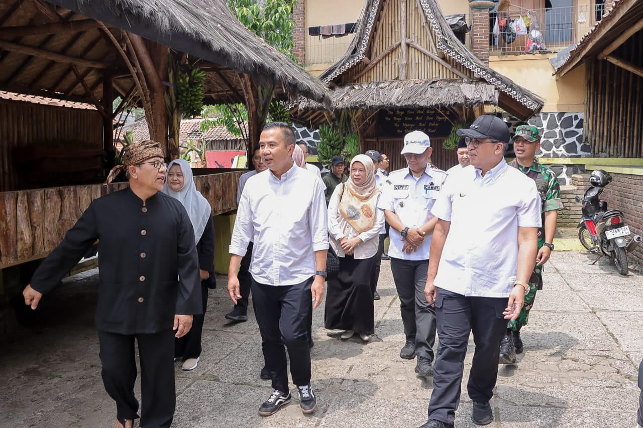 Pj Gubernur Jawa Barat, Bey Machmudin Didampingi Pj Wali Kota Cimahi, Dicky Saromi saat Berkunjung ke Kampung Adat Cireundeu (mong)