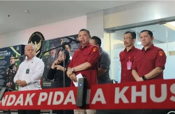 Direktur Penyidik Jampidus Kejagung Abdul Qohar (tengah) dalam konferensi pers di Gedung Kejaksaan Agung, Jakarta, Rabu (24/10). (foto/ANTARA)