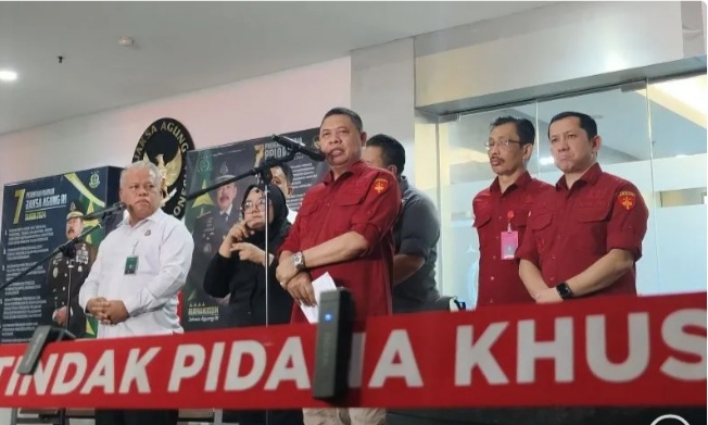 Direktur Penyidik Jampidus Kejagung Abdul Qohar (tengah) dalam konferensi pers di Gedung Kejaksaan Agung, Jakarta, Rabu (24/10). (foto/ANTARA)