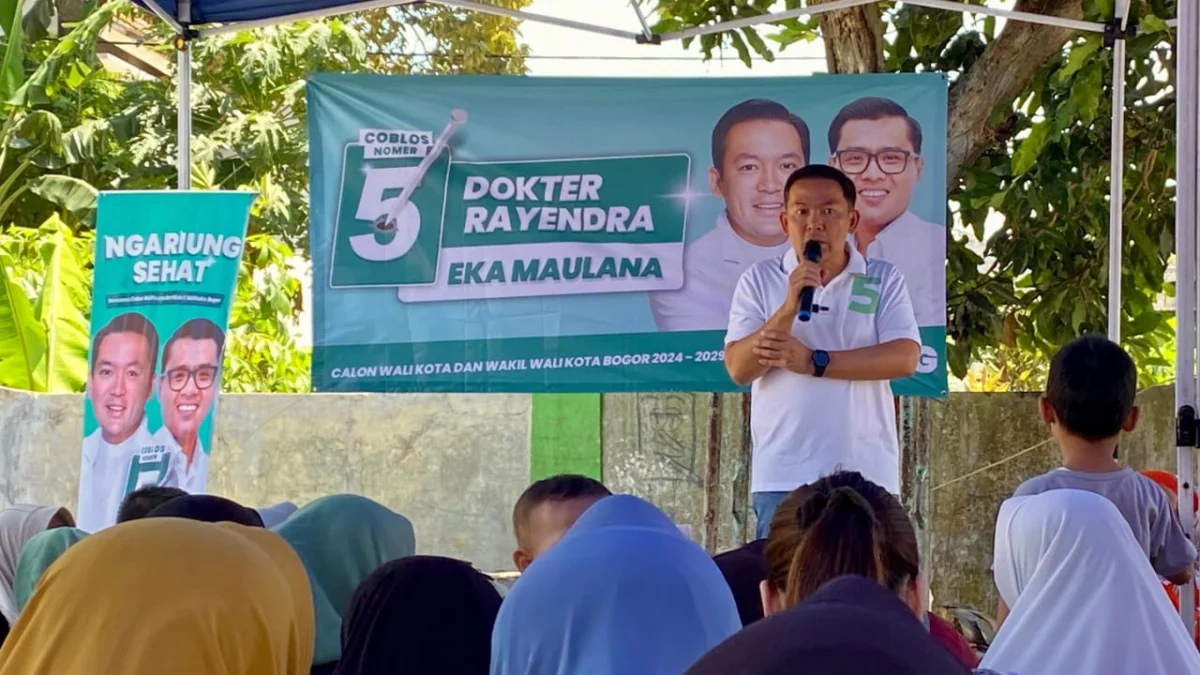 Calon Wali Kota Bogor, Nomor Urut 5, Dokter Rayendra saat berdialog dengan masyarakat. (Yudha Prananda / Jabar Ekspres)