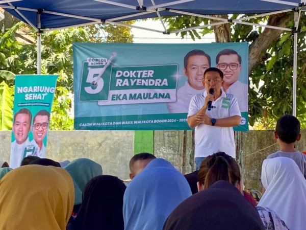 Calon Wali Kota Bogor, Nomor Urut 5, Dokter Rayendra saat berdialog dengan masyarakat. (Yudha Prananda / Jabar Ekspres)