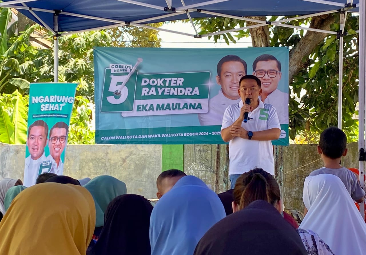 Calon Wali Kota Bogor, Nomor Urut 5, Dokter Rayendra saat berdialog dengan masyarakat. (Yudha Prananda / Jabar Ekspres)