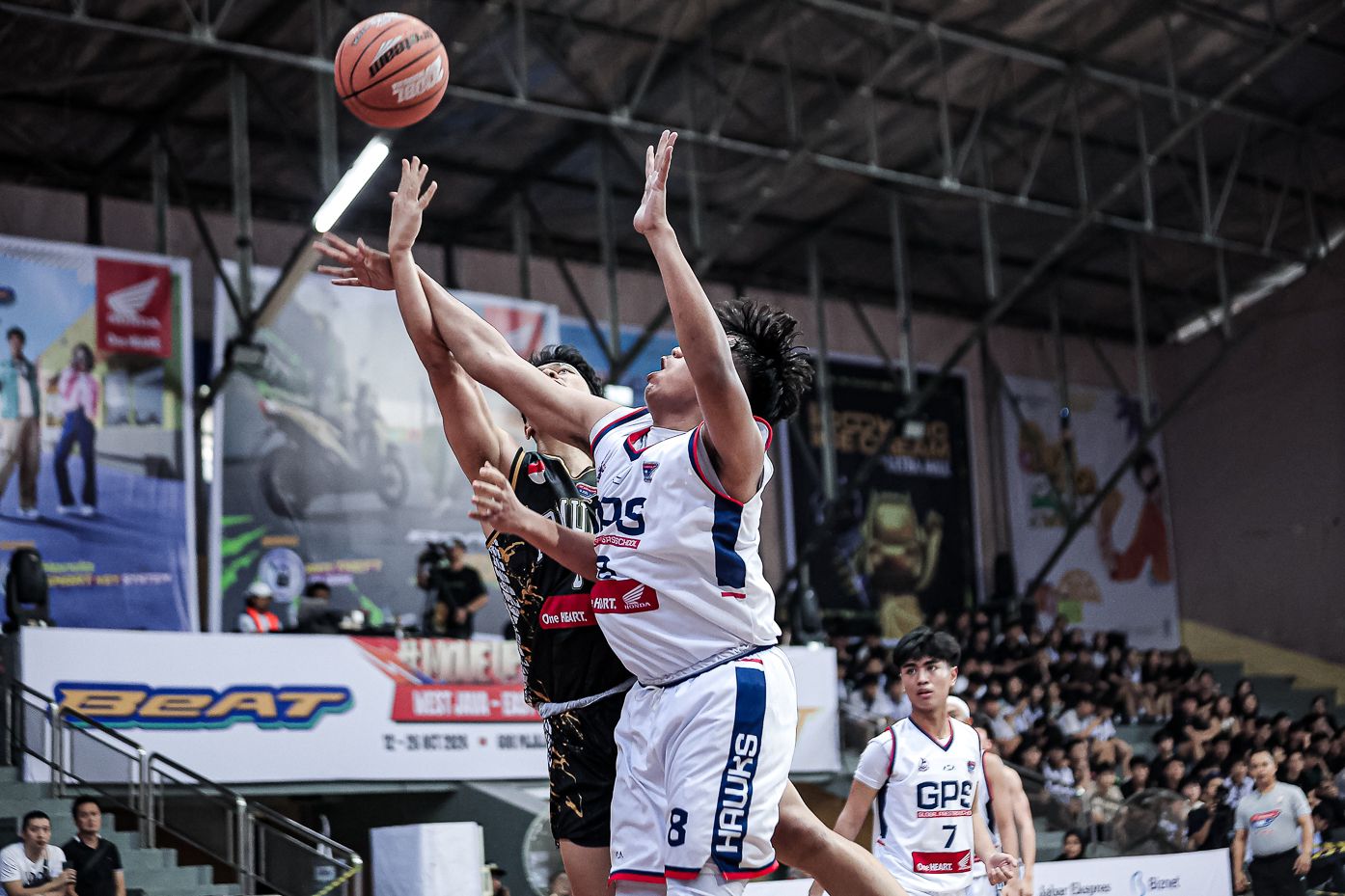 Pertandingan antara SMA Global Prestasi School melawan SMA Trimulia Bandung digelaran Honda DBL with Kopi Good Day 2024 West Java - Championship (DBL)