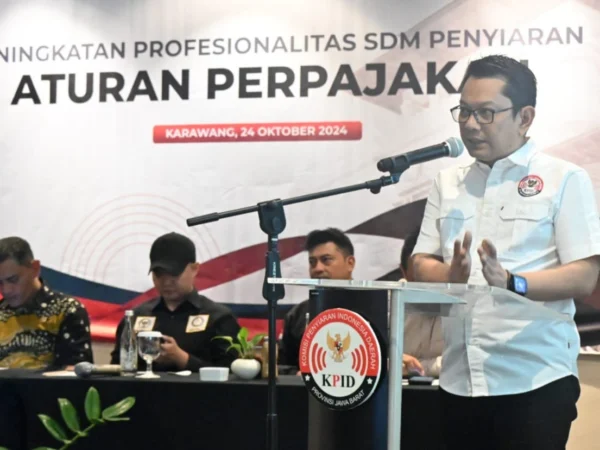 Ketua KPID Jawa Barat Adiyana Slamet menyampaikan arahan kepada perwakilan insan penyiaran.