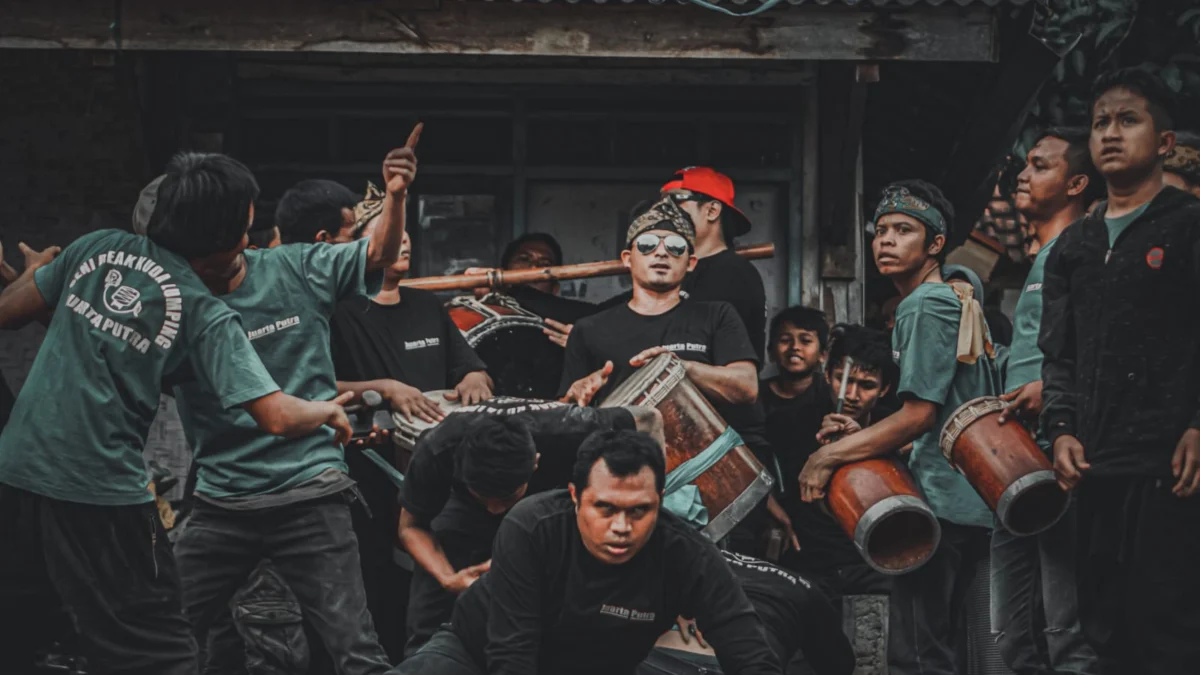 Penampilan kesenian Sunda yang digelar oleh Kelompok Seni Reak Juarta Putra di Kampung Ciguruwik, RT04 RW04, Desa Cinunuk, Kecamatan Cileunyi, Kabupaten Bandung.