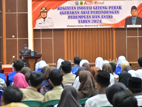 Pj Wali Kota Banjar Ida Wahida Hidayati resmi membuka program Perlindungan Perempuan dan Anak tahun 2024, di Aula Setda Kota Banjar Jawa Barat, Jumat 25 Oktober 2024. (Cecep Herdi/Jabar Ekspres)