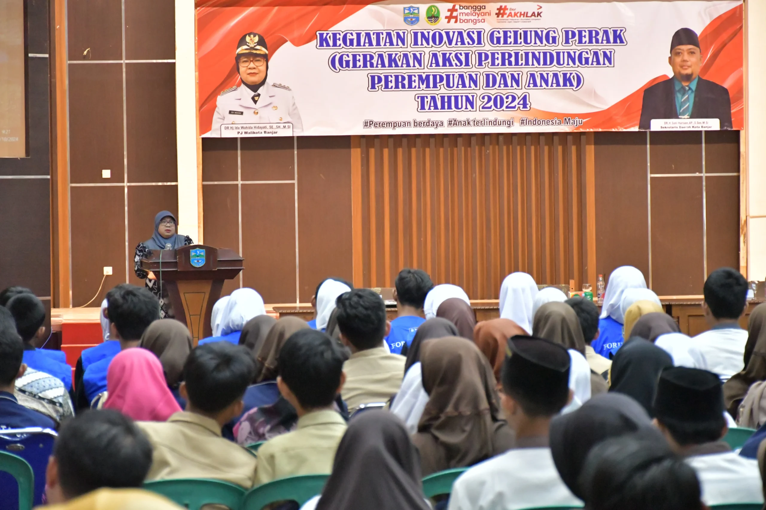 Pj Wali Kota Banjar Ida Wahida Hidayati resmi membuka program Perlindungan Perempuan dan Anak tahun 2024, di Aula Setda Kota Banjar Jawa Barat, Jumat 25 Oktober 2024. (Cecep Herdi/Jabar Ekspres)