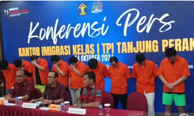 Kantor Imigrasi Kelas I Tempat Pemeriksaan Imigrasi Tanjung Perak, Surabaya, merilis sembilan orang WNA China yang akan dideportasi. (foto/ANTARA)