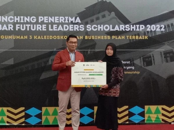 Ist. Penyaluran progam JFLS oleh gubernur jabar terdahulu Ridwan kamil kepada mahasiswa berprestasi. Dok Jabar Ekspres.