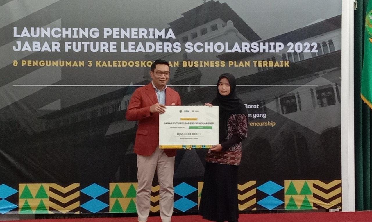 Ist. Penyaluran progam JFLS oleh gubernur jabar terdahulu Ridwan kamil kepada mahasiswa berprestasi. Dok Jabar Ekspres.