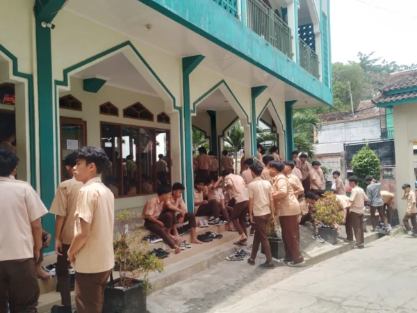 Sejumlah siswa SMA Bina Muda SMA Bina Muda di wilayah Desa Tenjolaya, Kecamatan Cicalengka, Kabupaten Bandung tengah berbondong-bondong memasuki Masjid untuk melaksanakan sholat berjamaah. (Yanuar/Jabar Ekspres)