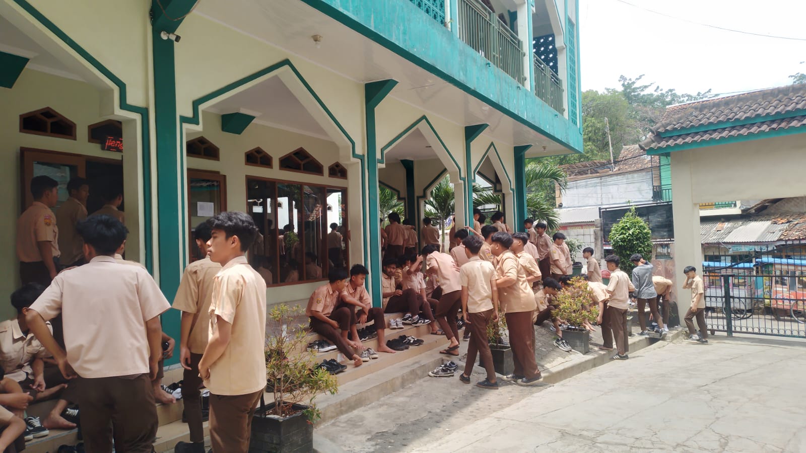 Sejumlah siswa SMA Bina Muda SMA Bina Muda di wilayah Desa Tenjolaya, Kecamatan Cicalengka, Kabupaten Bandung tengah berbondong-bondong memasuki Masjid untuk melaksanakan sholat berjamaah. (Yanuar/Jabar Ekspres)