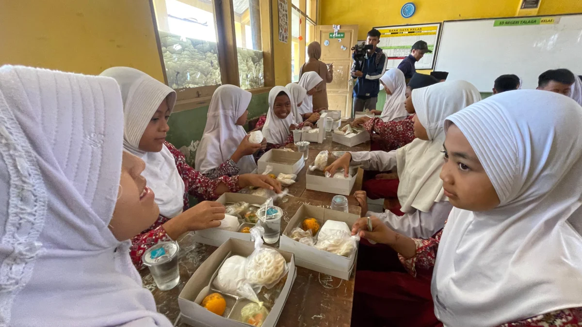 Siswa SDN Talaga, Desa Cisondari, Kecamatan Pasirjambu, Kabupaten Bandung menjadi salah satu sekolah yang berkesempatan uji coba makan bergizi gratis, Jumat (25/10). Foto Agi