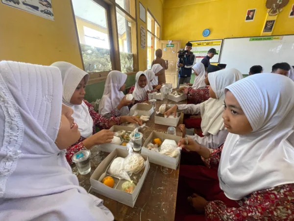 Siswa SDN Talaga, Desa Cisondari, Kecamatan Pasirjambu, Kabupaten Bandung menjadi salah satu sekolah yang berkesempatan uji coba makan bergizi gratis, Jumat (25/10). Foto Agi