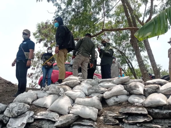 Petugas DLH Bandung Barat dan Kepolisian saat meninjau lokasi pembuangan limbah sisa pembakaran batu bara di Kampung Rongga, Desa/Kecamatan Cihampelas. Dok Jabar Ekspres