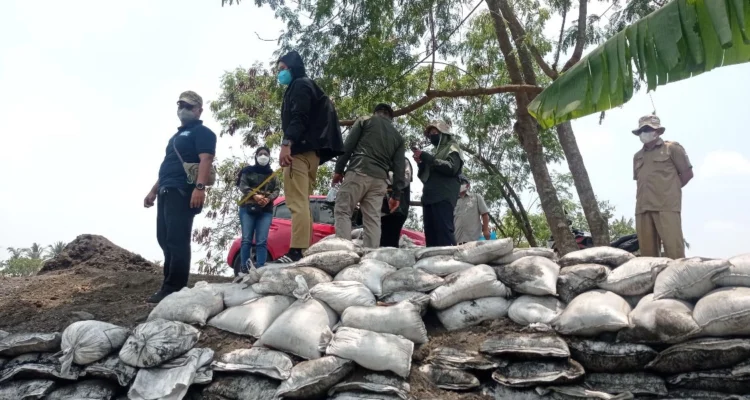 Petugas DLH Bandung Barat dan Kepolisian saat meninjau lokasi pembuangan limbah sisa pembakaran batu bara di Kampung Rongga, Desa/Kecamatan Cihampelas. Dok Jabar Ekspres