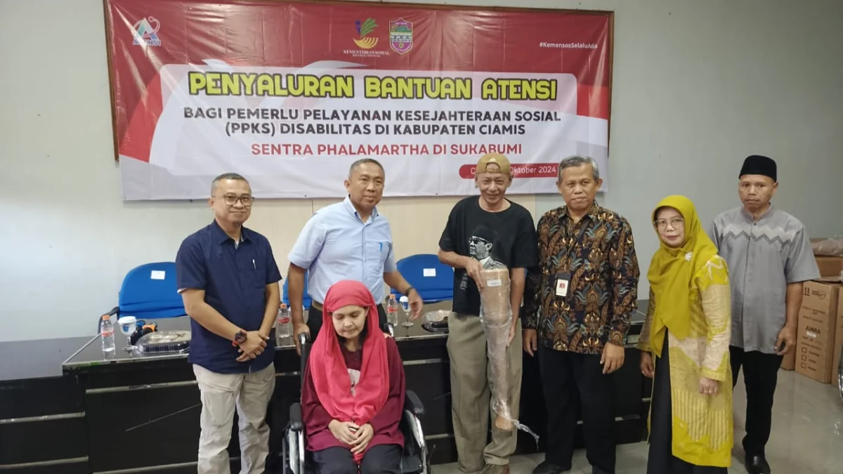 Salah satu penyandang disabilitas di Kabupaten Ciamis mendapatkan bantuan dari Kemensos, Jumat 25 Oktober 2024. (Cecep Herdi/Jabar Ekspres)