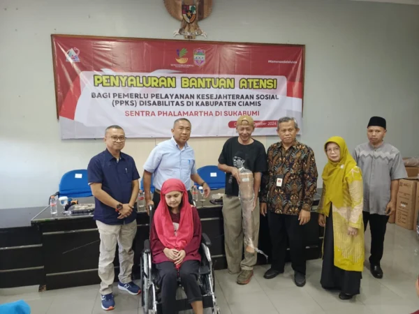 Salah satu penyandang disabilitas di Kabupaten Ciamis mendapatkan bantuan dari Kemensos, Jumat 25 Oktober 2024. (Cecep Herdi/Jabar Ekspres)