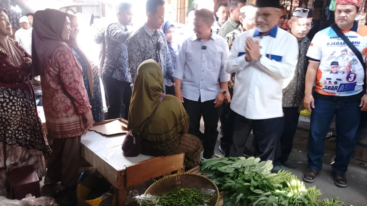 Calon Gubernur Jawa Barat (Jabar) nomor urut 3, Ahmad Syaikhu, yang berpasangan dengan Ilham Habibie dalam pasangan ASIH didampingi calon Wakil Bupati Sumedang nomor urut 1, H. Ridwan Solichin, melakukan kunjungan ke pasar tradisional Parakanmuncang di Desa Sindangpakuoan, Kecamatan Cimanggung.