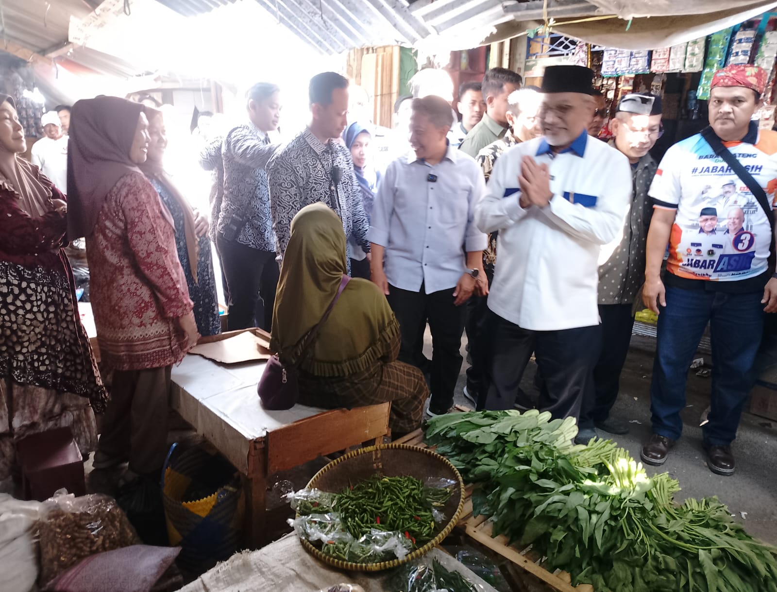 Calon Gubernur Jawa Barat (Jabar) nomor urut 3, Ahmad Syaikhu, yang berpasangan dengan Ilham Habibie dalam pasangan ASIH didampingi calon Wakil Bupati Sumedang nomor urut 1, H. Ridwan Solichin, melakukan kunjungan ke pasar tradisional Parakanmuncang di Desa Sindangpakuoan, Kecamatan Cimanggung.