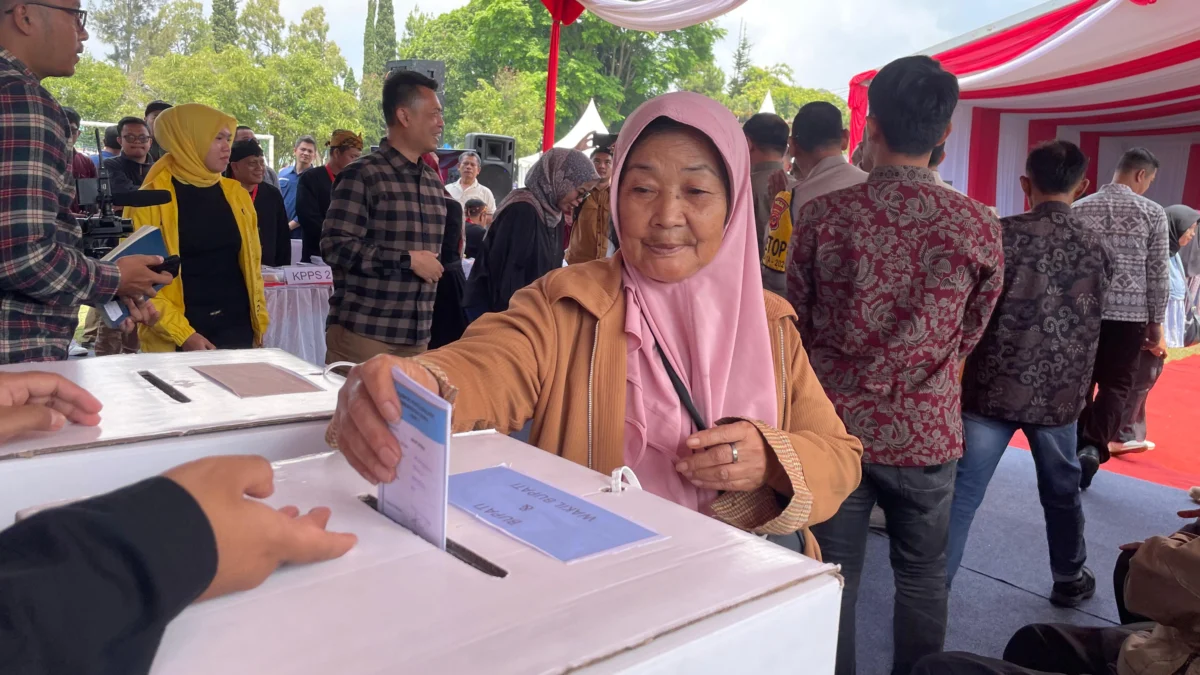 Salah satu warga Desa Jambudipa, Kecamatan Cisarua, Bandung Barat saat mengikuti simulasi pemungutan dan penghitungan suara di Rumah Sakit Jiwa (RSJ) Jabar. Sabtu (26/10). Dok Jabar Ekspres