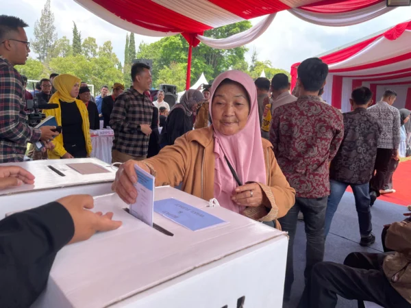 Salah satu warga Desa Jambudipa, Kecamatan Cisarua, Bandung Barat saat mengikuti simulasi pemungutan dan penghitungan suara di Rumah Sakit Jiwa (RSJ) Jabar. Sabtu (26/10). Dok Jabar Ekspres