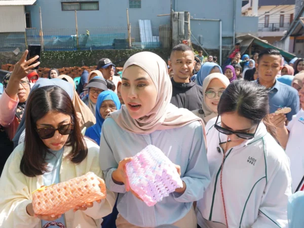 Syahnaz Sadiqah Blusukan ke Lembang untuk Kampanyekan Calon Bupati KBB no Urut Jeje Ritchi Ismail - Asep Ismail