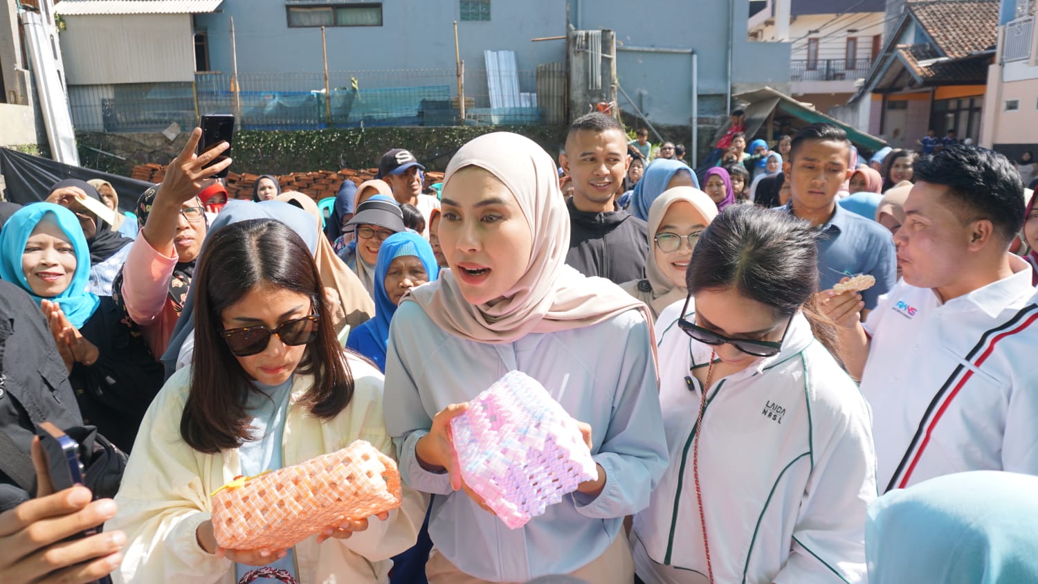 Syahnaz Sadiqah Blusukan ke Lembang untuk Kampanyekan Calon Bupati KBB no Urut Jeje Ritchi Ismail - Asep Ismail