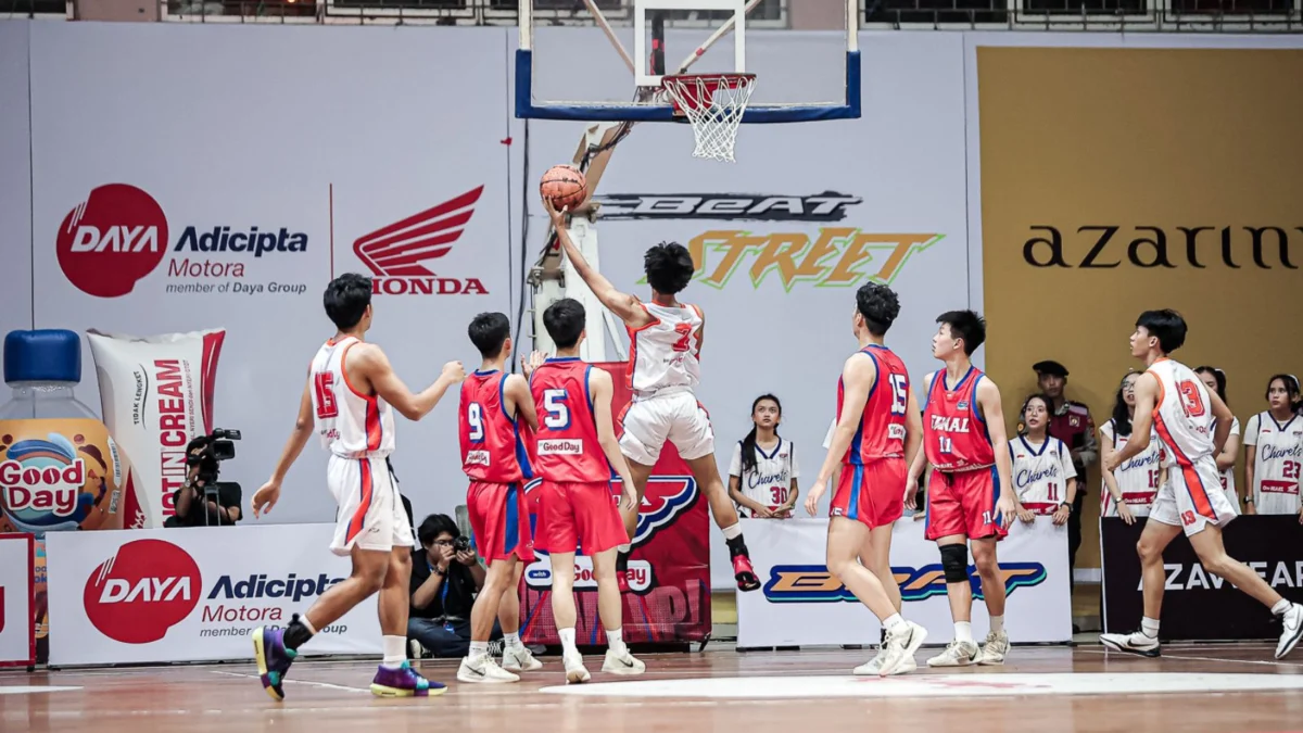 Pertandingan Final Honda DBL 2024 West Java Series mempertemukan tim putra SMAN 2 Bandung melawan SMA Trimulia Bandung di Gor Pajajaran, Bandung.