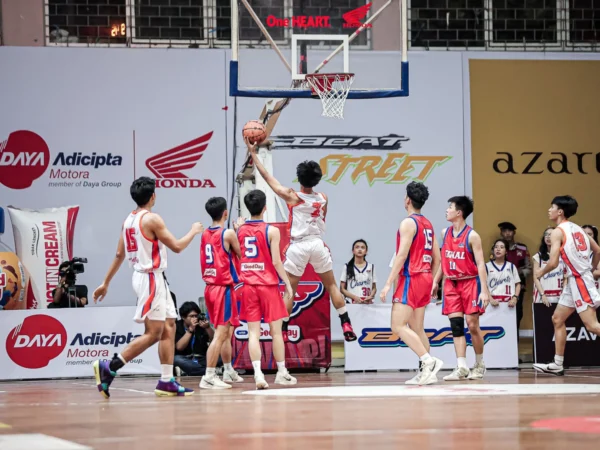 Pertandingan Final Honda DBL 2024 West Java Series mempertemukan tim putra SMAN 2 Bandung melawan SMA Trimulia Bandung di Gor Pajajaran, Bandung.