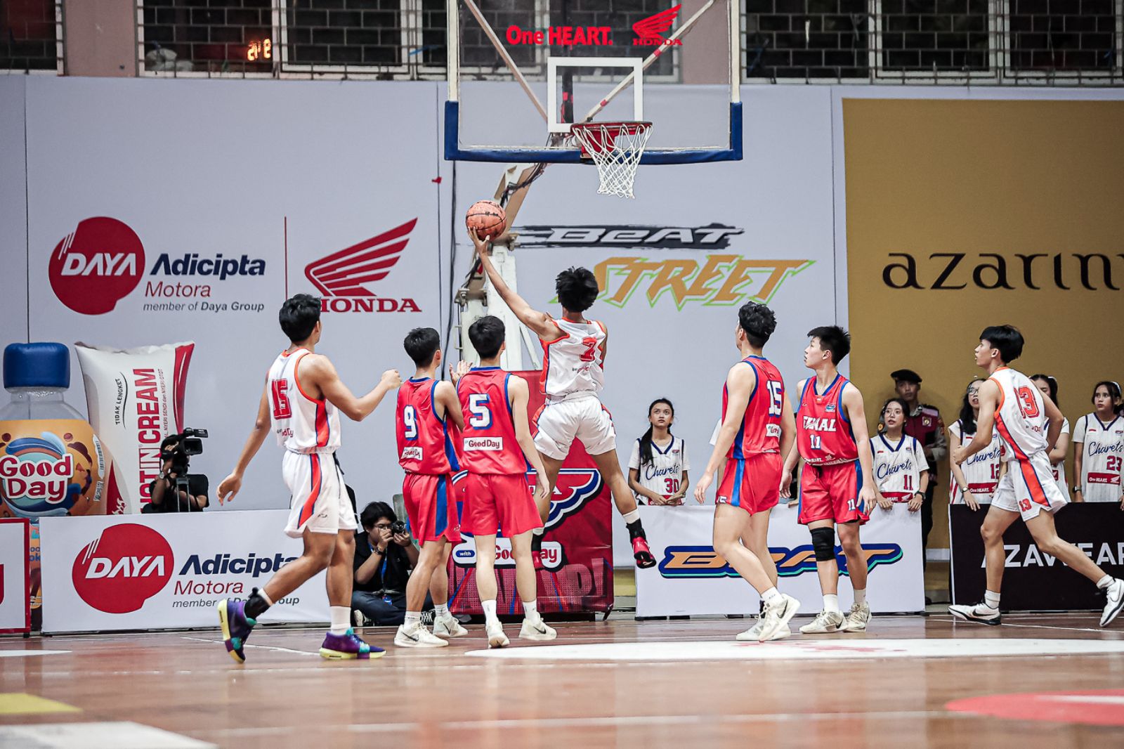 Pertandingan Final Honda DBL 2024 West Java Series mempertemukan tim putra SMAN 2 Bandung melawan SMA Trimulia Bandung di Gor Pajajaran, Bandung.