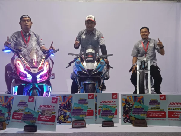 Manajemen AHM berfoto bersama pemenang National Champions Final Battle HMC 2024.