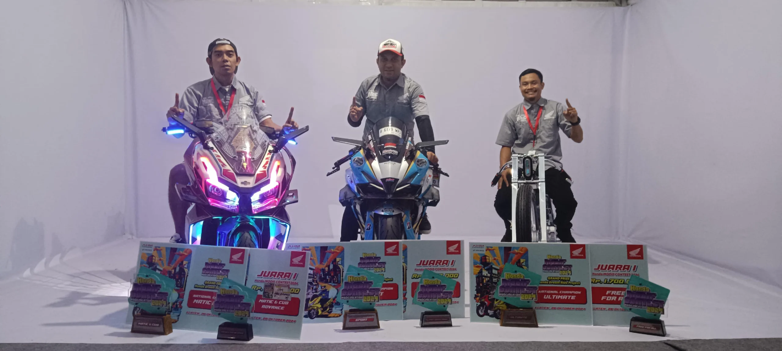 Manajemen AHM berfoto bersama pemenang National Champions Final Battle HMC 2024.