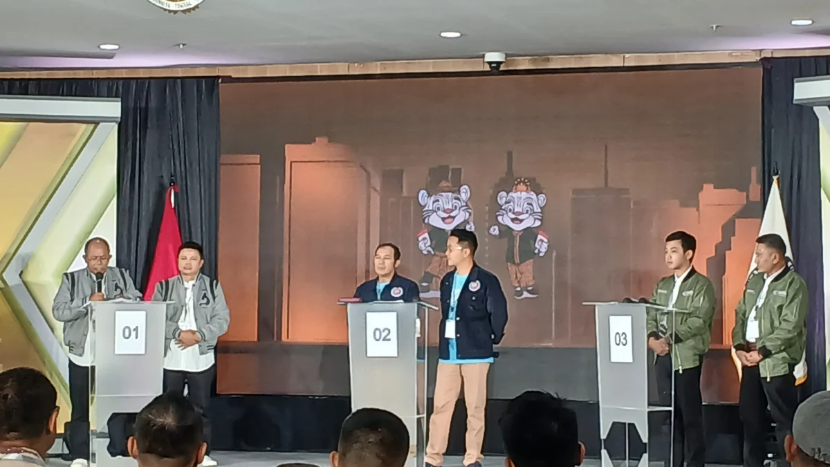 Debat Publik Calon Wali Kota dan Wakil Wali Kota Cimahi, Tiga Paslon Berada di Podium dan Saling Menanggapi Pertanyaan (mong)