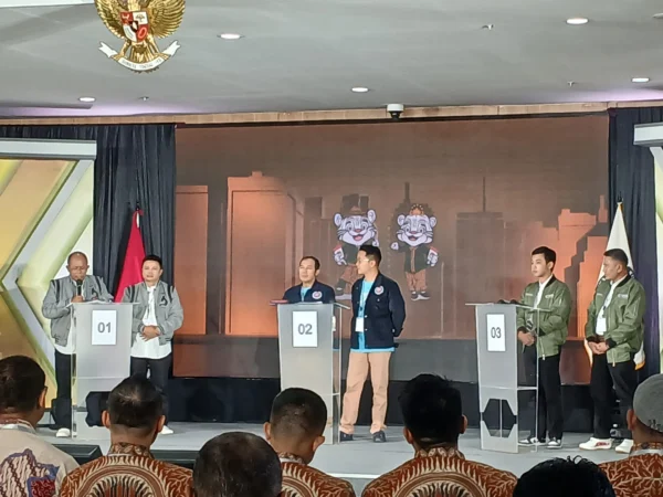 Debat Publik Calon Wali Kota dan Wakil Wali Kota Cimahi, Tiga Paslon Berada di Podium dan Saling Menanggapi Pertanyaan (mong)