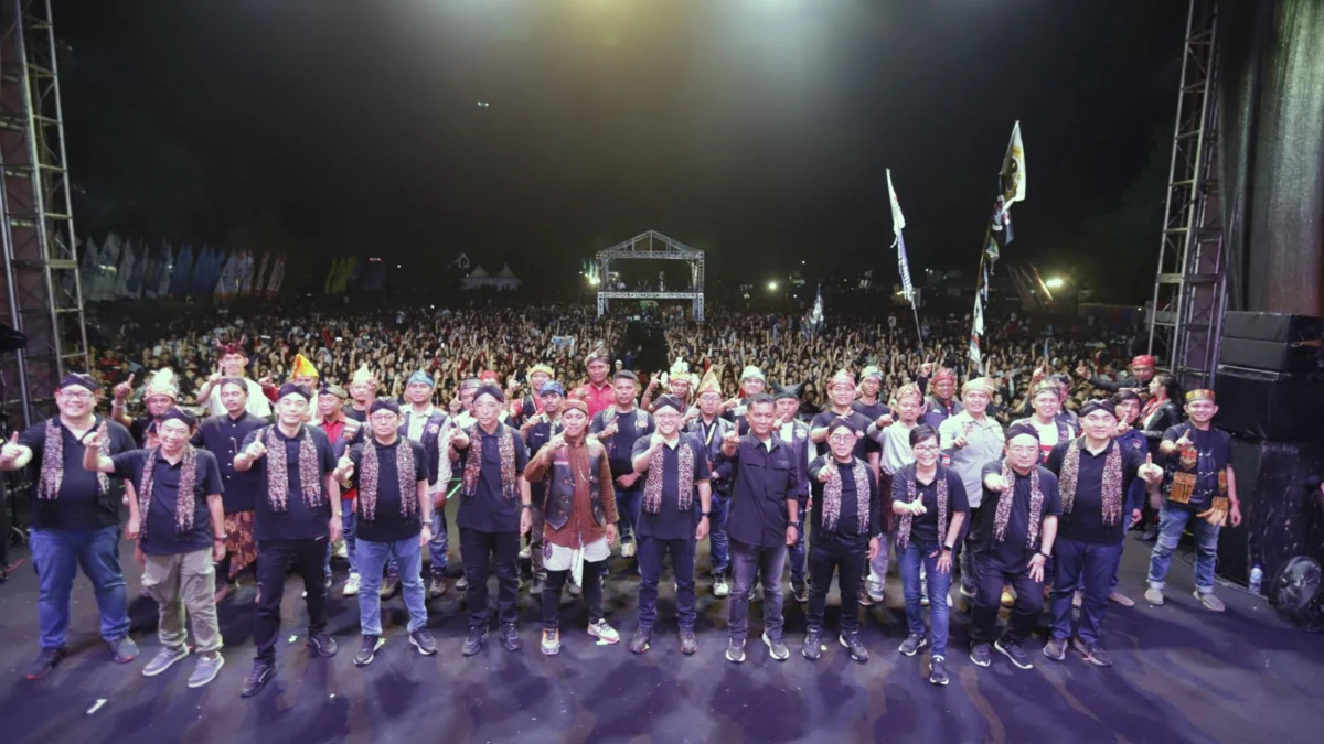 Jajaran management PT Astra Honda Motor dan Astra Motor Yogyakarta berfoto bersama bersama para bikers di gelaran puncak Honda Bikers Day 2024 (26/10).